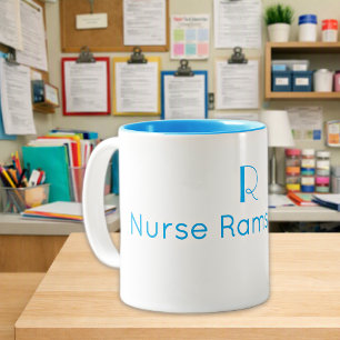 Caneca De Café Em Dois Tons Nome Monograma Minimalista Azul Céu Enfermeira Esc
