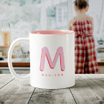 Caneca De Café Em Dois Tons Nome Personalizado 3D do Modern Cut Fun Monograma<br><div class="desc">Uma caneca bonita com seu nome personalizado como uma inicial de sombra em vermelho e rosa. Moderno,  minimalista,  simples e divertido,  esta design movida pela tipografia dá um legal dom personalizado!</div>