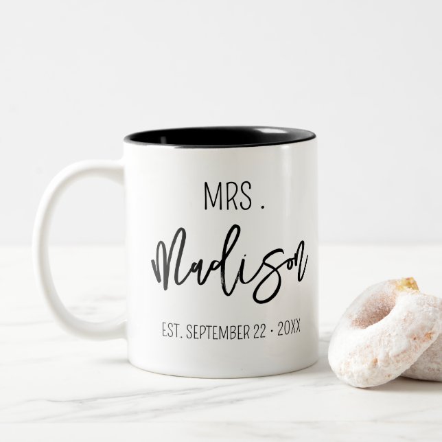 Caneca De Café Em Dois Tons Nome personalizado da Sra. Data do casamento Casam (Com Donut)