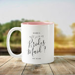Caneca De Café Em Dois Tons Nome Personalizado de Pergunta Maid de Brinquedos<br><div class="desc">Bonita personalizada "Você será minha ajudante de noivas? caneca,  presente perfeito para pedir a sua bestita para fazer parte da sua celebração de casamento. A design de escrita manuscrita misturada à tipografia moderna pode ser personalizada com um nome e uma data.</div>