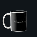 Caneca De Café Em Dois Tons Nome Personalizado de Script Preto Moderno Mínimo<br><div class="desc">Um simples na moda personalizado design de tipografia de nome em uma fonte de script casual em preto e branco monocromático impressionante. O item perfeito para o minimalista. Um presente ou acessório de tendência para qualquer ocasião. Debra Valencia, uma artista visionária de padrões de superfície, designer de produtos e empresária...</div>