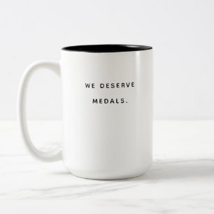 Caneca De Café Em Dois Tons Nós Merecemos Medalhas.   Presente Divertido de An