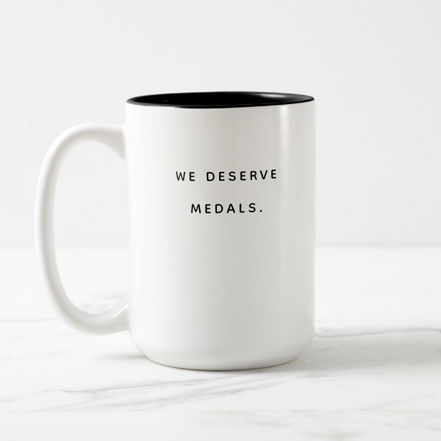 Caneca De Café Em Dois Tons Nós Merecemos Medalhas. | Presente Divertido de An (Esquerda)