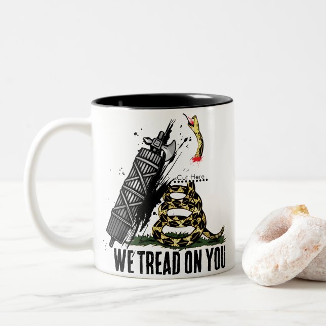 CANECA DE CAFÉ EM DOIS TONS NÓS PISAMOS EM VOCÊ (Com Donut)