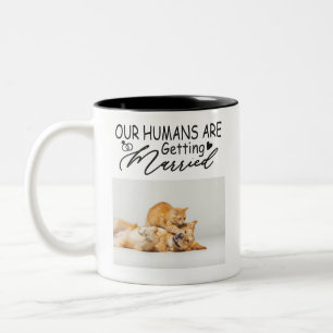 Caneca De Café Em Dois Tons Nossos Humanos Estão Casando Com Um Gato De Cachor