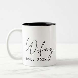 Caneca De Café Em Dois Tons Nova Esposa "Wifey" Simples Fonte Elegante Ano de