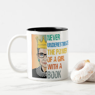 Caneca De Café Em Dois Tons Nunca subestime o poder de uma garota com livro