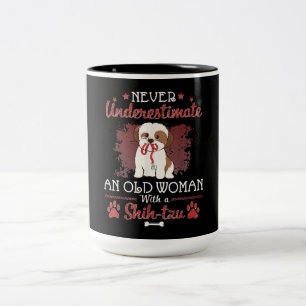 Caneca De Café Em Dois Tons Nunca Subestime Uma Mulher Velha Com Um Shih Tzu