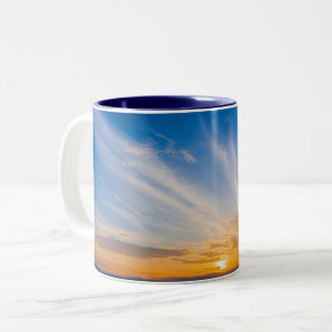 Caneca De Café Em Dois Tons Nuvens de Céu Solto Azul