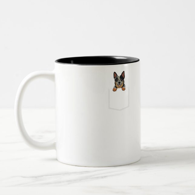 Caneca De Café Em Dois Tons O Adorável Pequeno Cachorro Australiano No Pocke (Esquerda)