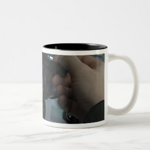 Caneca De Café Em Dois Tons O aviador ajusta o eyespan