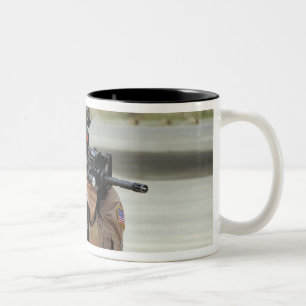 Caneca De Café Em Dois Tons O aviador da força aérea de E.U. conduz a