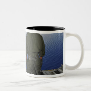 Caneca De Café Em Dois Tons O aviador observa as águas do golfo de Mexic