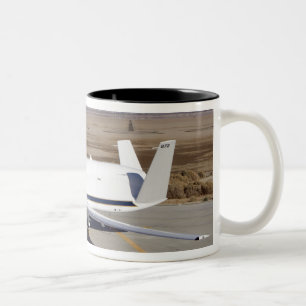 Caneca De Café Em Dois Tons O avião não tripulado Global Hawk