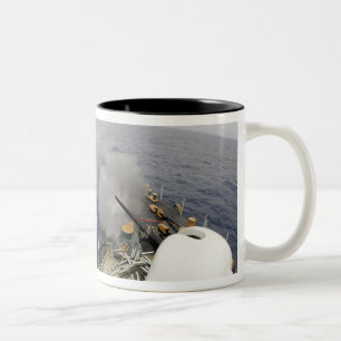 Caneca De Café Em Dois Tons O canhão de MK-75 76mm