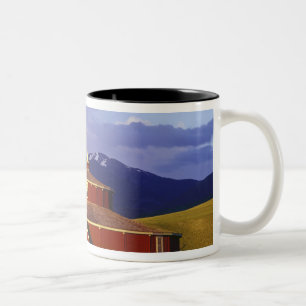Caneca De Café Em Dois Tons O celeiro redondo histórico no gêmeo constrói uma