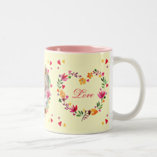 Caneca De Café Em Dois Tons O coração floral do amor da aguarela envolve a