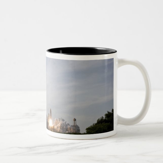 Caneca De Café Em Dois Tons O Endeavor do Ônibus espacial se levanta de 3 (Direita)