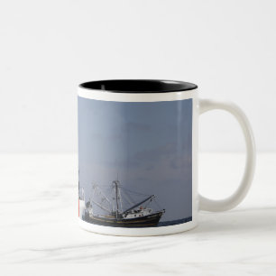 Caneca De Café Em Dois Tons O espadim do cortador da guarda costeira dos E.U.