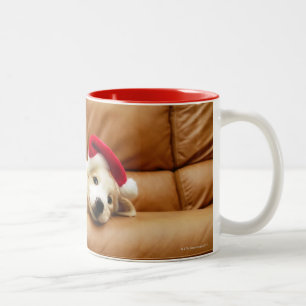 Caneca De Café Em Dois Tons O filhote de cachorro veste um chapéu do Natal e