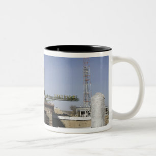 Caneca De Café Em Dois Tons O foguete de Soyuz é erigido na posição 6