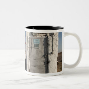 Caneca De Café Em Dois Tons O foguete de Soyuz imediatamente depois da chegada