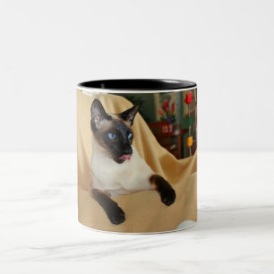 Caneca De Café Em Dois Tons O gato Siamese do ponto cómico do selo que lambe o