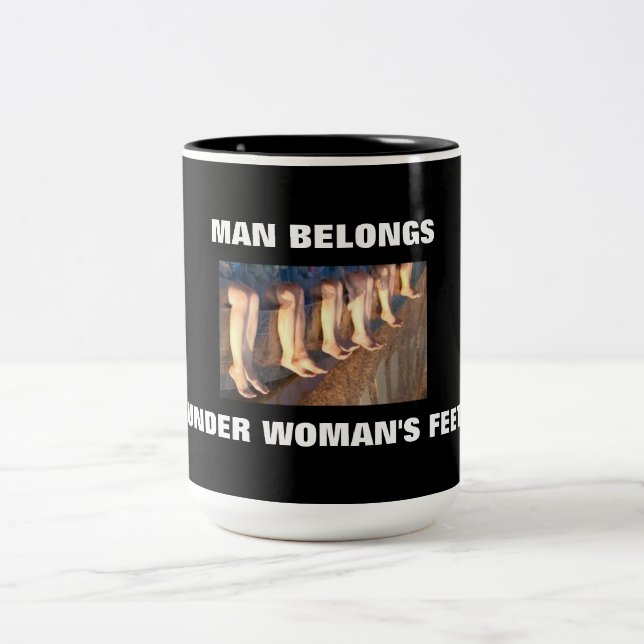 CANECA DE CAFÉ EM DOIS TONS O HOMEM PERTENCE SOB OS PÉS DA MULHER! (Centro)