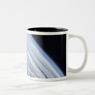 Caneca De Café Em Dois Tons O horizonte da terra contra a obscuridade do