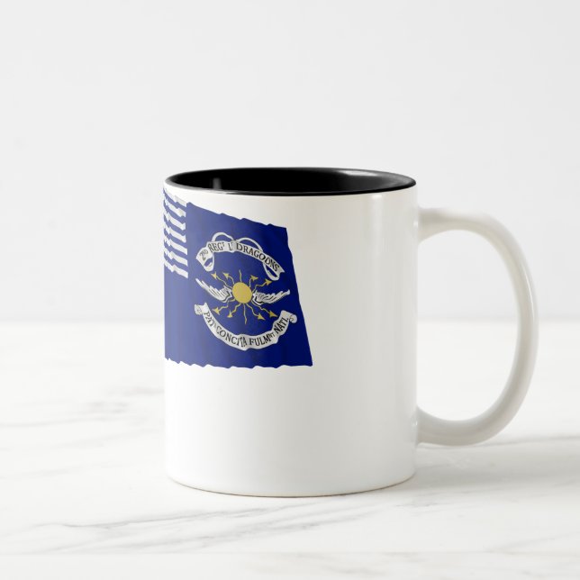 Caneca De Café Em Dois Tons ò Lt Dragoons Waving Bandeira do regimento (Direita)