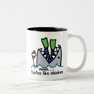 Caneca De Café Em Dois Tons O mergulhador prova o tubarão da galinha