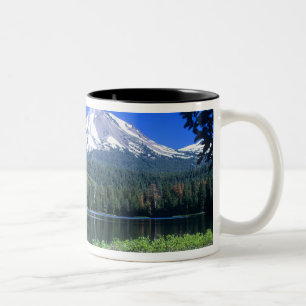 Caneca De Café Em Dois Tons O Monte Lassen sobe acima do Lago Manzanita