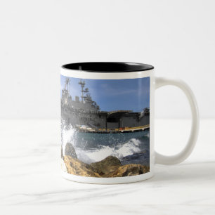 Caneca De Café Em Dois Tons O navio de assalto anfíbio USS Kearsarge