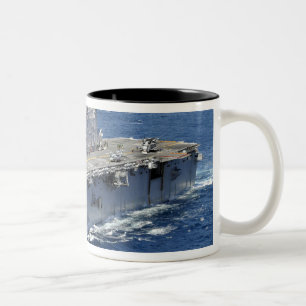 Caneca De Café Em Dois Tons O navio de assalto anfíbio USS Peleliu