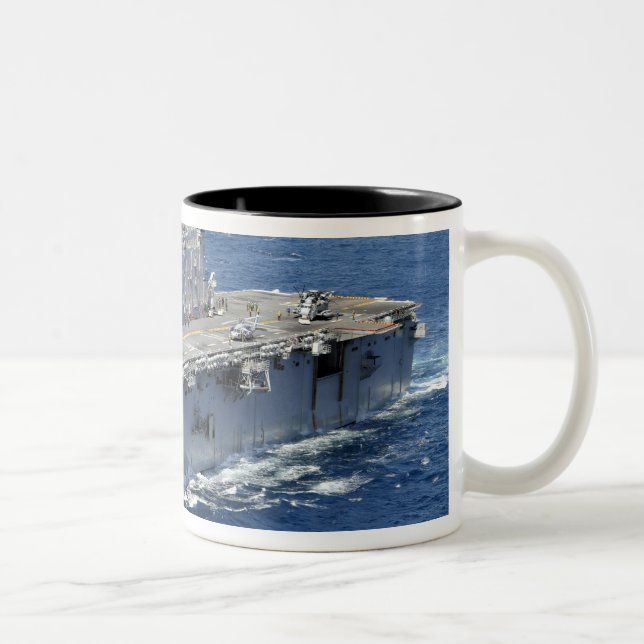 Caneca De Café Em Dois Tons O navio de ataque anfíbio USS Peleliu (Direita)