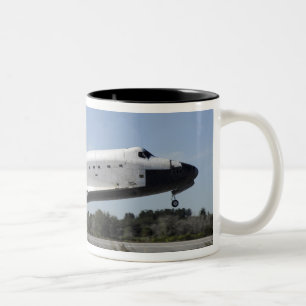 Caneca De Café Em Dois Tons O ônibus espacial Atlantis toca