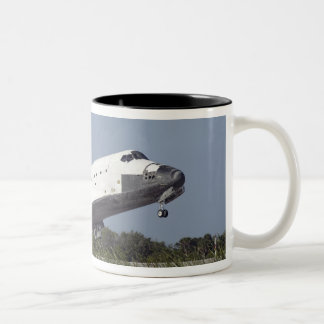 Caneca De Café Em Dois Tons O ônibus espacial Atlantis toca na pista 3