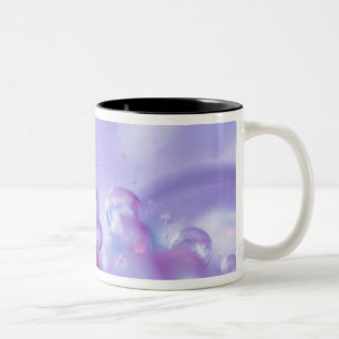 Caneca De Café Em Dois Tons O ovo cai no abstrato de pétalas de flores. Créd