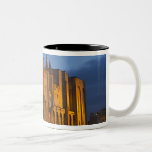 Caneca De Café Em Dois Tons O Palácio do Papa em Avignon no pôr do sol. Cons