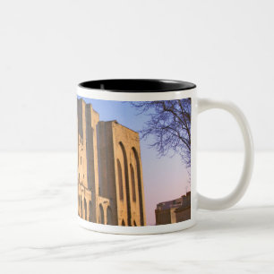 Caneca De Café Em Dois Tons O Palácio do Papa em Avinhão com pessoas