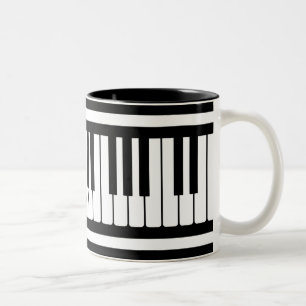Caneca De Café Em Dois Tons O piano fecha o teste padrão preto e branco