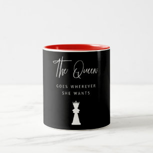 Caneca De Café Em Dois Tons O presente engraçado da xadrez a rainha vai onde