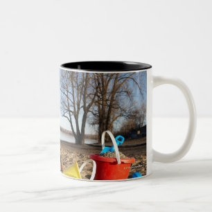 Caneca De Café Em Dois Tons O retrato do cão na praia com areia brinca,
