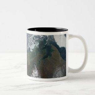 Caneca De Café Em Dois Tons O Rio Mackenzie esvazia na baía de Mackenzie