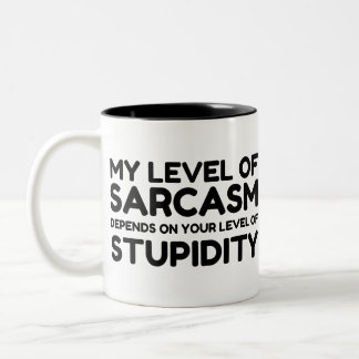 CANECA DE CAFÉ EM DOIS TONS O SARCASM DEPENDE DO ESTÚPIDO