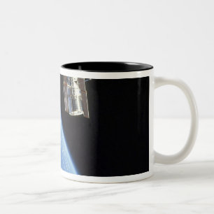 Caneca De Café Em Dois Tons O telescópio espacial de Hubble com uma terra azu
