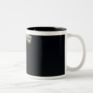 Caneca De Café Em Dois Tons O telescópio espacial de Hubble na órbita acima 