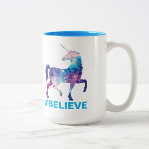 Caneca De Café Em Dois Tons O unicórnio do teste padrão da galáxia acredita