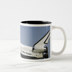 Caneca De Café Em Dois Tons O vaivém espacial Atlantis prepara-se aterrando