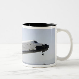 Caneca De Café Em Dois Tons O vaivém espacial Atlantis prepara-se aterrando 2